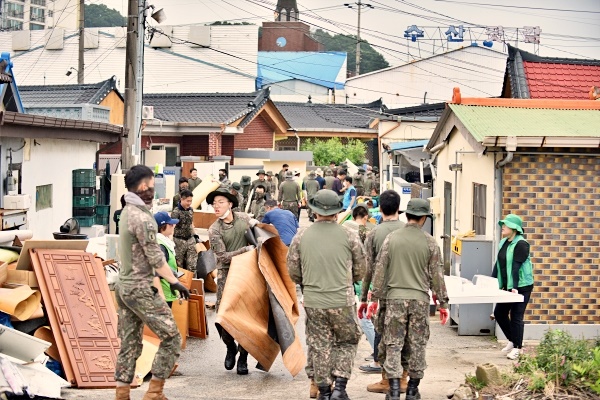  폭우로 침수된 논산시 강경읍 채산리 마을에 향토사단인 제32사단 1대대 장병들과 논산시자원봉사센터 봉사단체 봉사자들이 수해복구에 나서고 있다