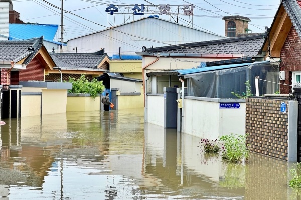  지난 10일 폭우로 물에 잠긴 논산시 강경읍 채산리 마을모습