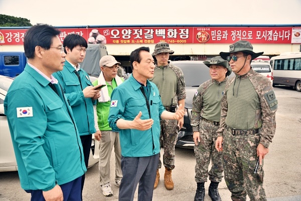  백성현 논산시장과 조용훈 논산시의회 의장, 김관수 육군 제32사단장(소장) 등이 논산시 강경읍 채산리 수해복구 현장에서 복구활동에 대해 의견을 나누고 있다. 김관수 소장은 주민 피해복구 지원을 위해 최선을 다해 나가겠다고 밝혔다.