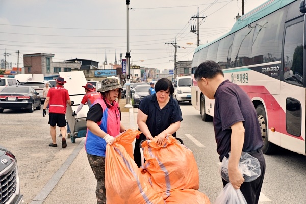  논산시 생활개선회 회원들이 주택침수로 인한 피해물품을 옮기고 있다