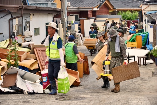  논산시 강경읍 채산리 수해 복구 자원봉사 활동 모습. 자원봉사자들과 장병들이 수해복구 활동으로 온 몸을 땀으로 적셨다.