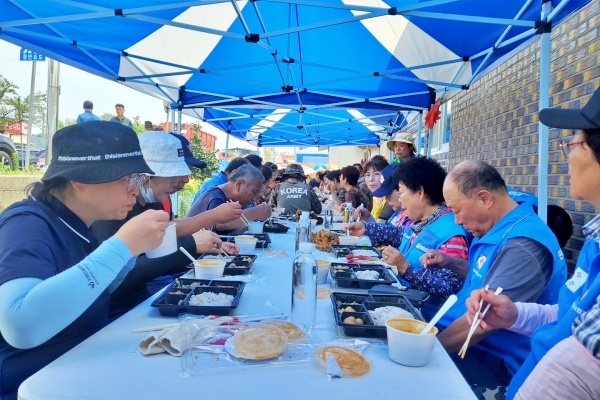  수해 복구 자원봉사자들이 논산시 적십자에서 제공한 도시락으로 점심을 먹고 있다.