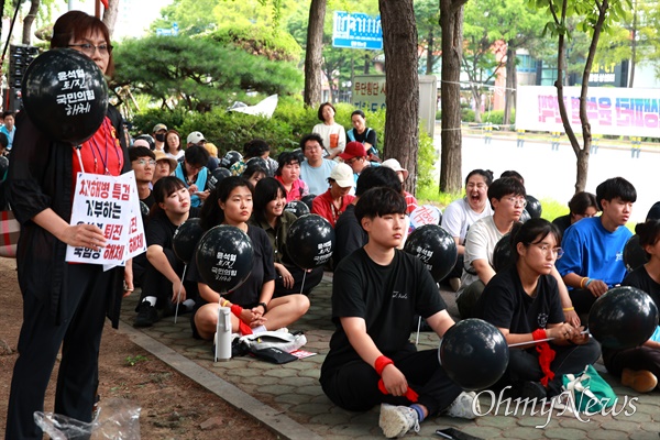  윤석열퇴진경남운동본부는 13일 늦은 오후 국민의힘 경남도당 앞에서 “고 채상병 1주기 추모, 국정파탄?민생파탄 윤석열정권 퇴진 경남대회”를 열었다.