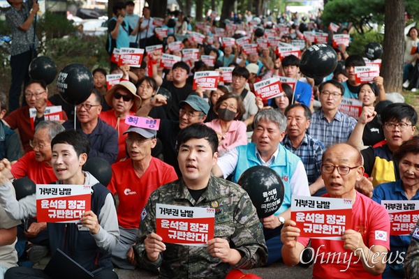  윤석열퇴진경남운동본부는 13일 국민의힘 경남도당 앞에서 “고 채상병 1주기 추모, 국정파탄·민생파탄 윤석열 정권 퇴진 경남대회”를 열었다.