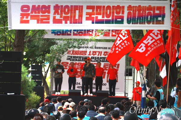  윤석열퇴진경남운동본부는 13일 늦은 오후 국민의힘 경남도당 앞에서 “고 채상병 1주기 추모, 국정파탄?민생파탄 윤석열정권 퇴진 경남대회”를 열었다.