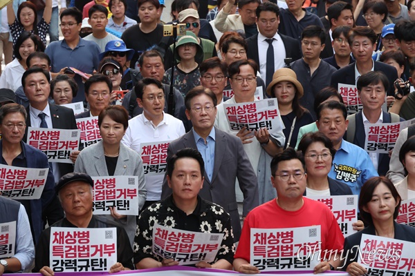  이재명 더불어민주당 전 대표가 야권 지도부, 시민사회 인사들과 함께 13일 오후 서울 광화문광장 인근에서 채상병 특검법 거부권 규탄 범국민대회를 마친 후 거리행진을 하고 있다. 