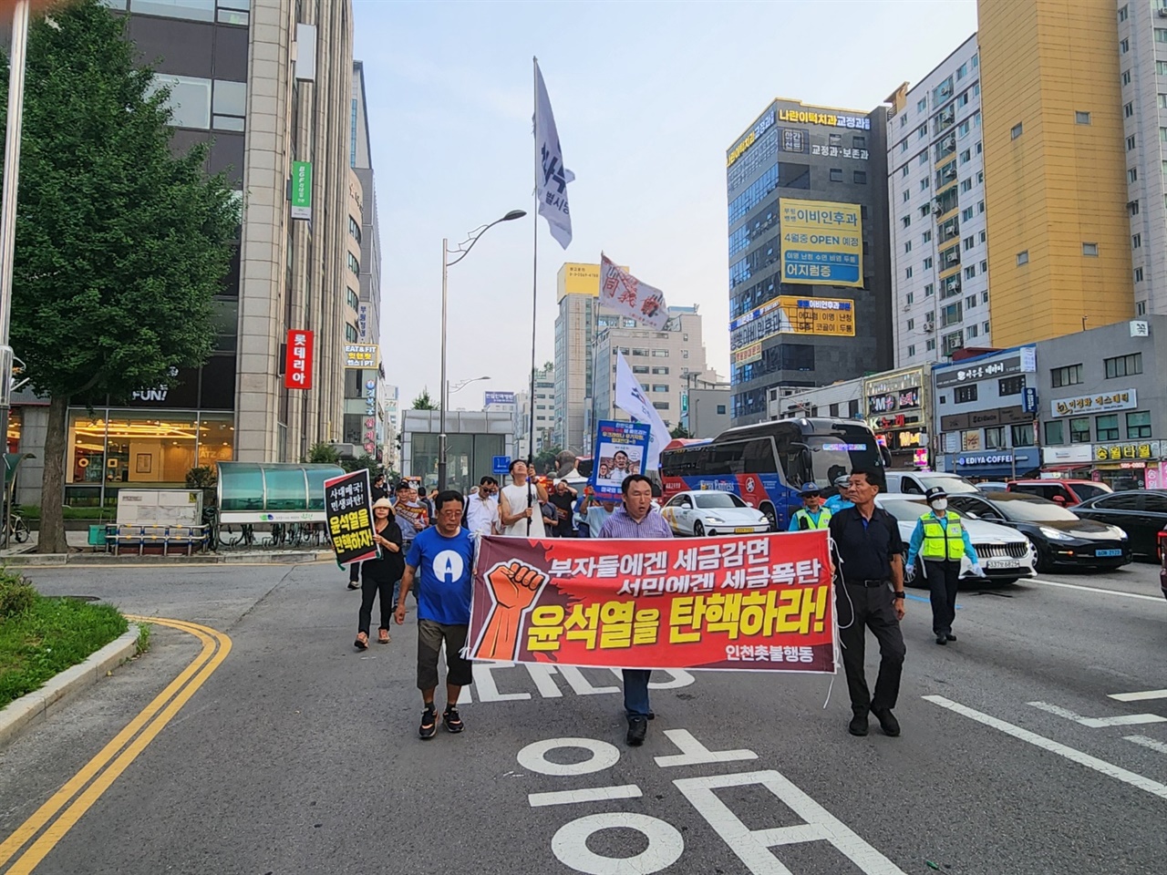  13일 오후 5시 인천시 부평역 쉼터공원에서도 시민단체인 인천촛불행동 주관으로 제17차 인천촛불대행진 행사가 진행됐다.