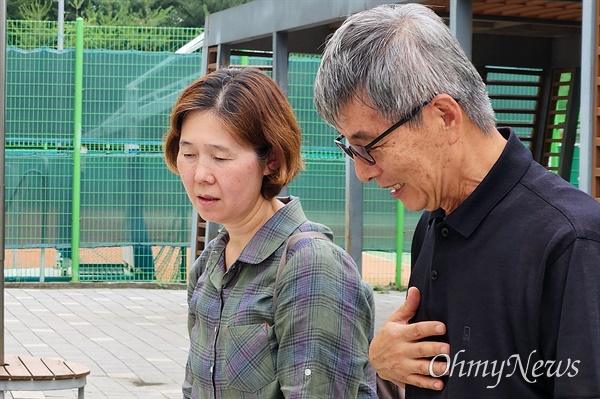  쿠팡에서 일하다 숨진 이들의 유족이 서로를 위로했다. 고 장덕준씨의 어머니 박미숙(왼쪽)씨와 고 정슬기씨의 아버지 정금석씨가 지난 12일 오전 서울동부지법에서 열린 장씨 유족의 손해배상청구 소송 공판에 앞서 대화를 나누고 있다.