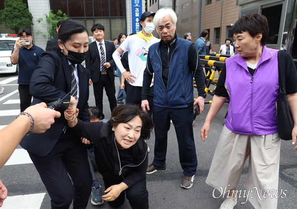  이태원 참사 고 이지한씨의 어머니 조은미씨가 15일 오후 서울 마포구 서울서부지방법원에서 열린 박희영 용산구청장의 이태원 참사 부실 대응 등 결심공판에서 박 구청장이 사과 없이 급히 법원을 빠져나가자, 울분을 토하고 있다.  