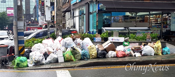  7월 15일 아침 창원 상남동 거리에 쌓여 있는 쓰레기.