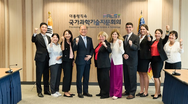  이창윤 과학기술정보통신부 1차관이 16일 오전 서울 종로구 광화문교보빌딩 국가과학기술자문회의 대회의실에서 팸 멜로이(Pam Melroy) 미국 항공우주청(NASA) 부청장을 만나 기념촬영 하고 있다.