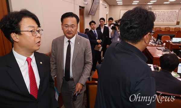  정청래 법제사법위원장이 16일 오후 서울 여의도 국회에서 열린 법제사법위원회 전체회의에서 윤석열 대통령 탄핵소추안 즉각 발의 요청에 관한 청원 관련 청문회 증인·참고인 추가 출석 요구의 건을 표결하자, 유상법 국민의힘 간사를 비롯한 소속 의원들이 항의하며 회의장을 퇴장하고 있다.