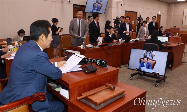  정청래 법제사법위원장이 16일 오후 서울 여의도 국회에서 열린 법제사법위원회 전체회의에서 윤석열 대통령 탄핵소추안 즉각 발의 요청에 관한 청원 관련 청문회 증인·참고인 추가 출석 요구의 건을 표결하자, 유상법 국민의힘 간사를 비롯한 소속 의원들이 항의하며 회의장을 퇴장하고 있다.