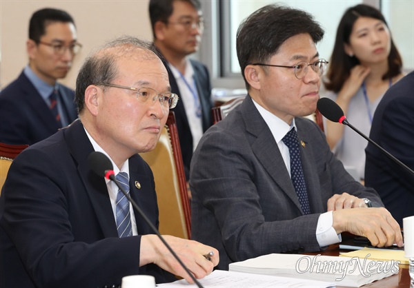  이상인 방송통신위원장 직무대행(왼쪽)이 16일 오후 서울 여의도 국회에서 열린 과학기술정보방송통신위원회 전체회의에 출석해 있다. 