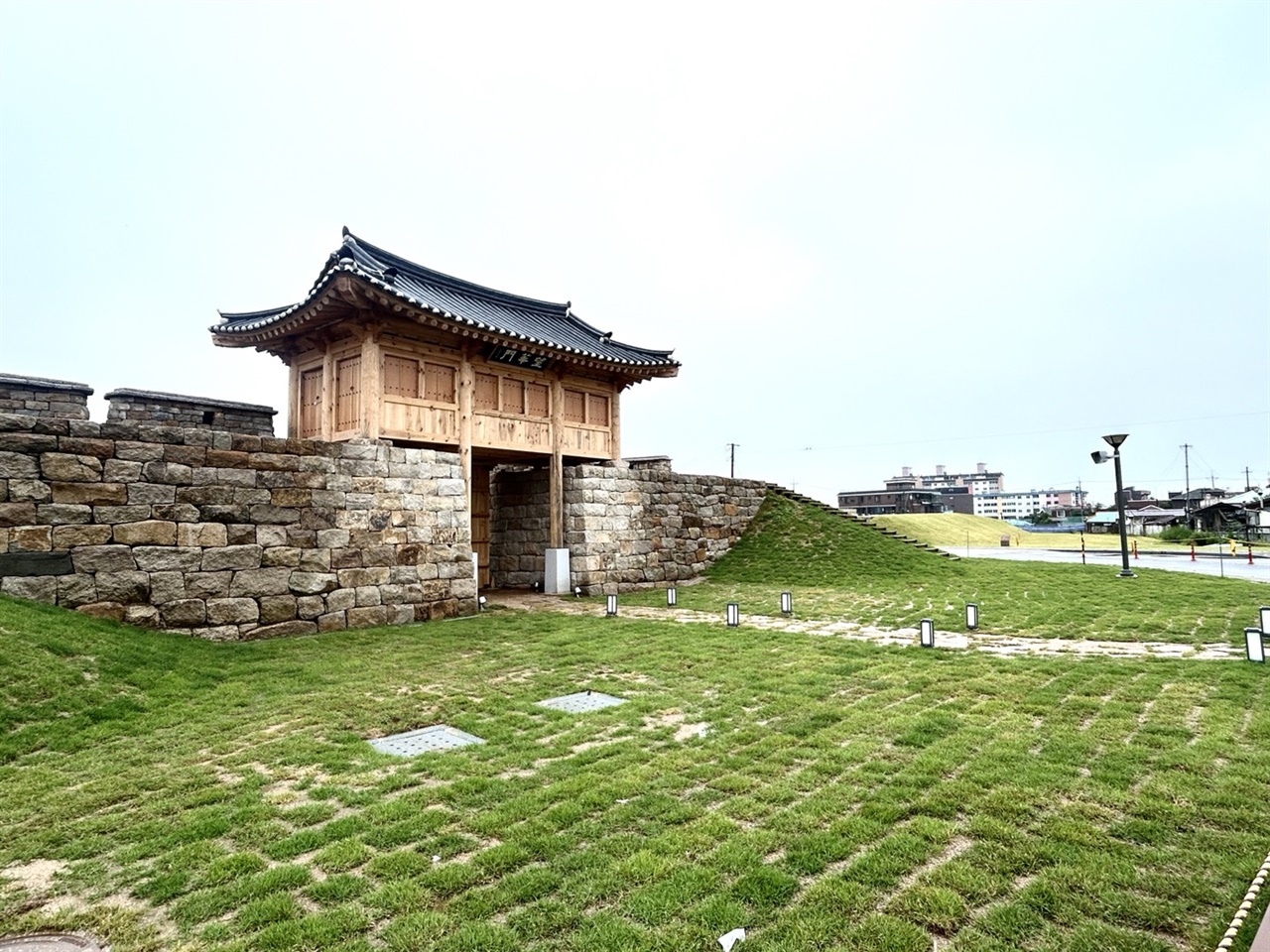  이번에 복원된 홍주읍성 북문인 망화문 뒤로 지난해 12월 복원된 북문 동측 성벽이 보인다. 