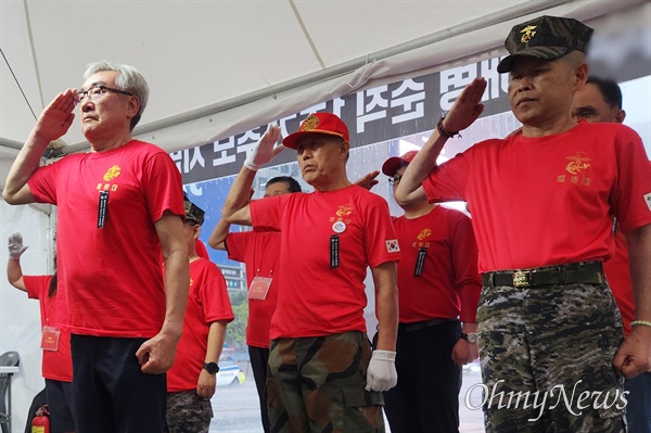  해병대 고 채상병 순직 1주기 추모 분향소가 17일 서울 중구 청계광장 소라탑 앞에 마련됐다. 해병대 출신의 시민들이 이날 오전 분향소를 찾아 조문하고 있다.