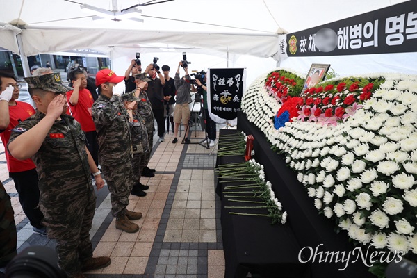  17일 오전 서울 청계광장에 설치된 ‘고 채OO 해병 순직 1주기 추모 시민분향소’에서 해병대예비역연대 회원들이 단체 참배하고 있다. 