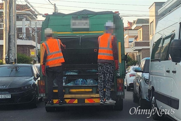  발판이 달린 청소차량(사진은 특정 지역과 관련 없음).