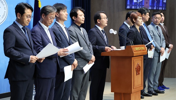 야3당 정무위원들, 국민권익위 청문회 요구 국회 정무위원회 소속 야3당 위원들이 17일 오전 국회 소통관에서 김건희 여사 디올 명품백 관련 국민권익위원회 청문회 요구 기자회견을 하고 있다.