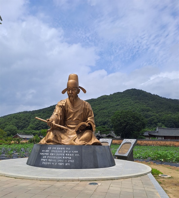 문익점 동상 문익점 동상이 마을 앞에 수호신 처럼 자리하고
관광객을 맞이 하는 듯하다
