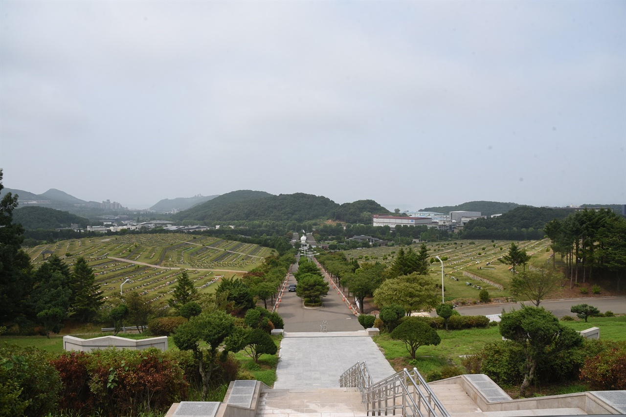  동화경모 공원 상징탑에서 바라본 묘역의 모습. 실향민들을 위해 북녘땅이 보이는 곳에 공원묘지를 조성하였다.