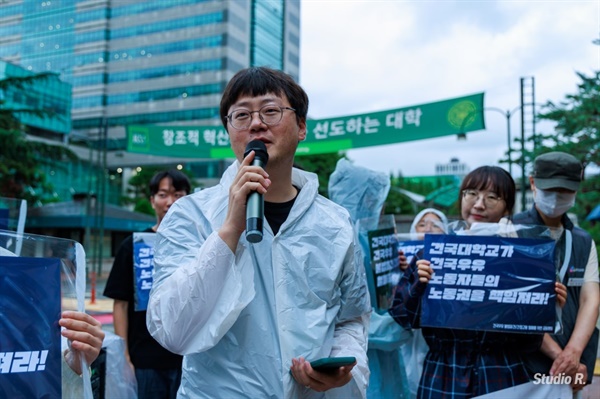  첫 번째 발언에 나선 박윤준 음성노동인권센터 상담실장은 "최근 우리 사회 구성원들의 마음을 아프게 했던 에스코넬-아리셀 화재 참사 역시 간접고용과 불법 파견으로 점철된 불안정 노동의 현장이었다"고 말했다.