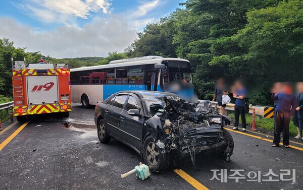  지난 10일 제주 한라산 5.16도로에서 발생한 교통사고 현장. 자료사진.