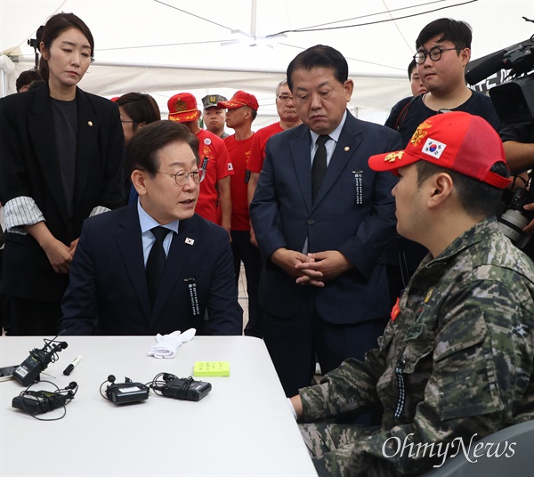  이재명 더불어민주당 의원이 지난 7월 18일 오전 서울 청계광장에 설치된 ‘고 채OO 해병 순직 1주기 추모 시민분향소’에서 헌화묵념 한 뒤 해병대예비역연대 정원철 회장과 이야기를 나누고 있다.