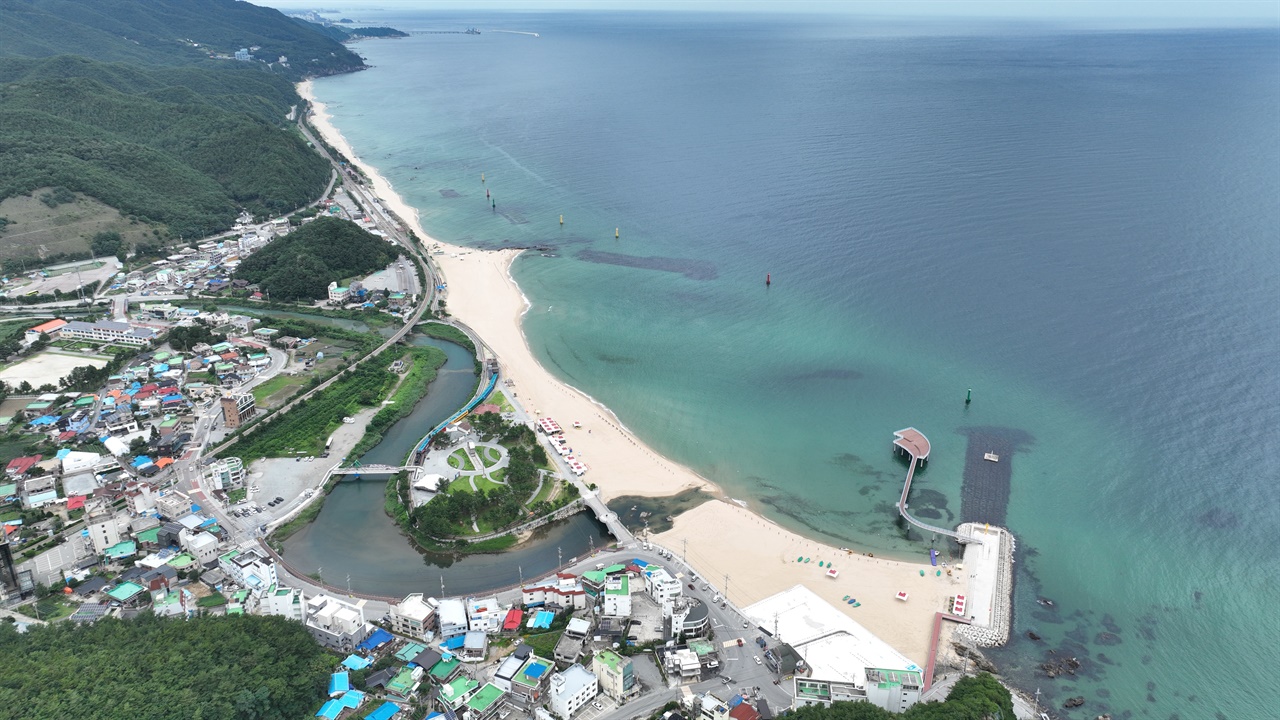 정동진 해변 연안정비사업을 준공한 해변, 정동진역을 기점으로 북쪽은 침식, 남쪽은 퇴적된 것을 볼 수가 있다. (2024/7/18)