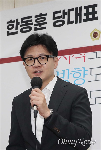  한동훈 국민의힘 당대표 후보가 18일 오후 서울 중구 서울시의회에서 국민의힘 서울시의원들과의 간담회를 하며 인사말을 하고 있다.