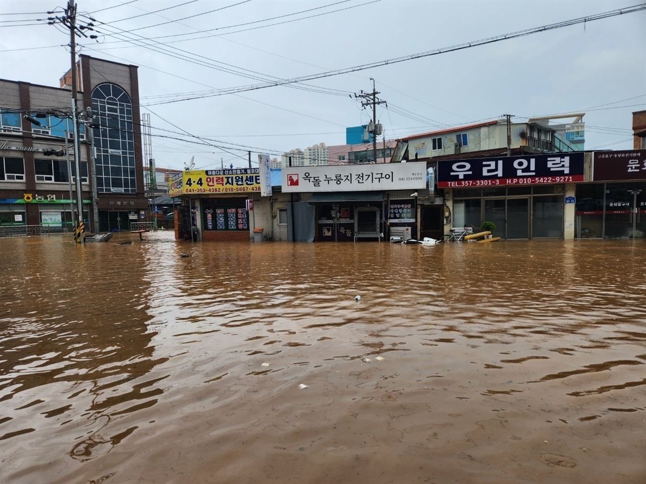  하루 동안 176mm가 쏟이진 충남 당진은 18일 오전 당진 시내를 지나는 당진천이 범람 위기까지 가 인근 주민들이 긴급 대피했었다. 또 상대적으로 지대가 낮은 어시장과 인근 당진정보고 운동장도 침수피해를 입었다. 사진은 딩진어시장 인근 침수 모습.