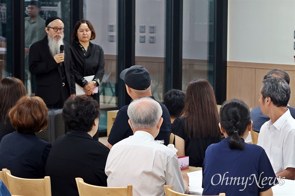  3년 2개월 만에 고 이예람 공군 중사의 빈소가 차려진 18일 오후 7시 국군수도병원 장례식장에서 이 중사를 기리는 '추모의 밤' 행사가 진행됐다. 이 중사의 부모 이주완·박순정씨가 발언하고 있다.
