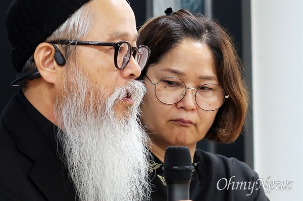  3년 2개월 만에 고 이예람 공군 중사의 빈소가 차려진 18일 오후 7시 국군수도병원 장례식장에서 이 중사를 기리는 '추모의 밤' 행사가 진행됐다. 이 중사의 부모 이주완·박순정씨가 발언하고 있다. 