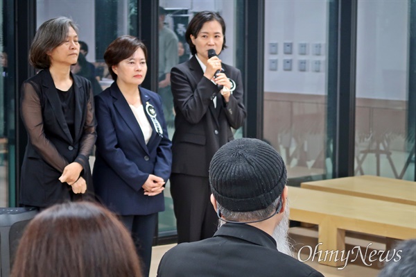  3년 2개월 만에 고 이예람 공군 중사의 빈소가 차려진 18일 오후 7시 국군수도병원 장례식장에서 이 중사를 기리는 '추모의 밤' 행사가 진행됐다. 이해민·정춘생 조국혁신당 의원과 강민정 전 더불어민주당 의원(오른쪽부터)이 발언하고 있다. 