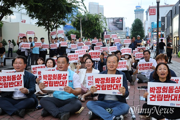  더불어민주당 대구시당과 진보당 대구시당은 18일 오후 대구 중구 동성로 CGV한일극장 앞에서 채 해병 1주기를 맞아 특검 수용과 대구시의 박정희 전 대통령 동상 건립 반대를 외쳤다.