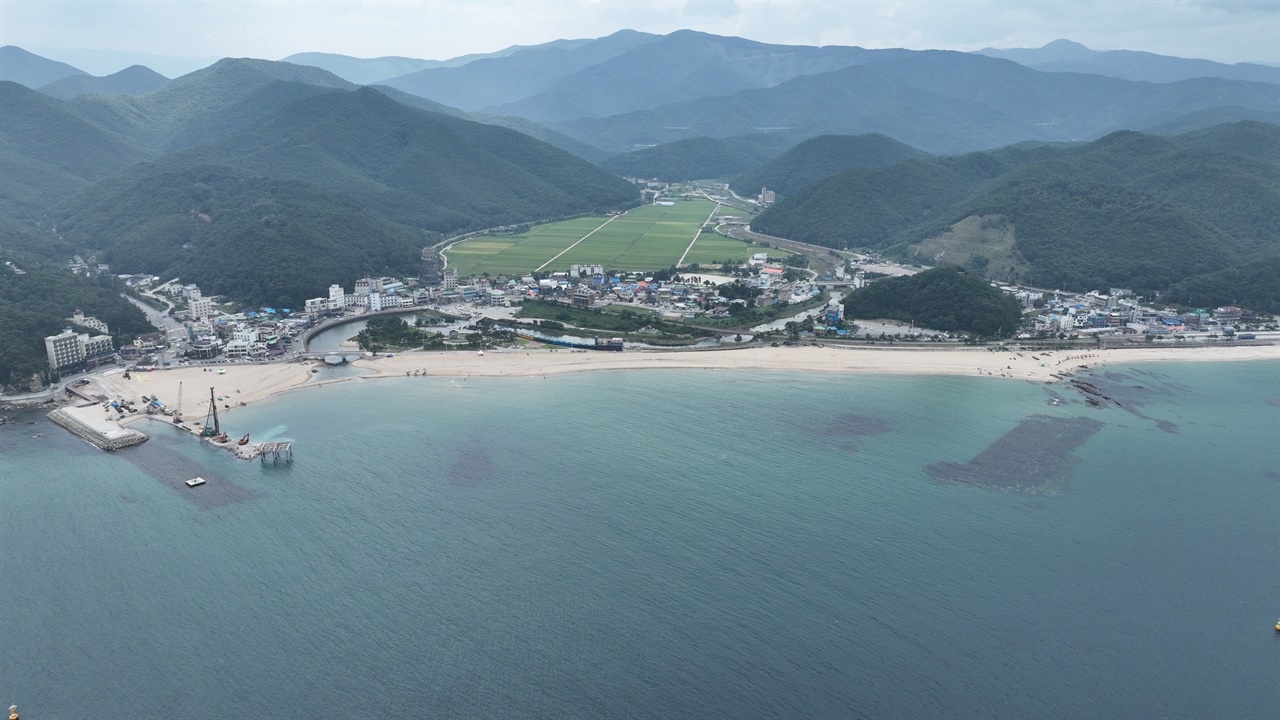 연안정비사업 주차장 설치 전 모래가 복원된 정동진 해변. (2023/8/23)