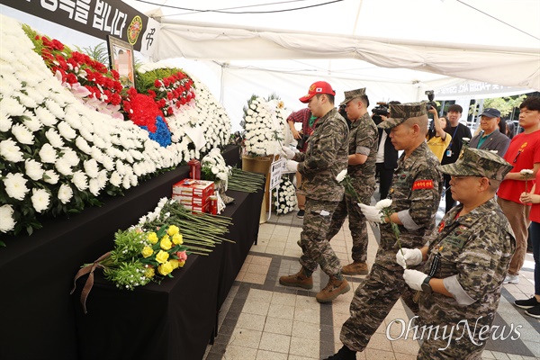  해병대예비역연대 정원철 회장과 회원들이 채상병 1주기인 19일 오전 서울 청계광장에 설치된 분향소에서 단체 헌화를 하고 있다.