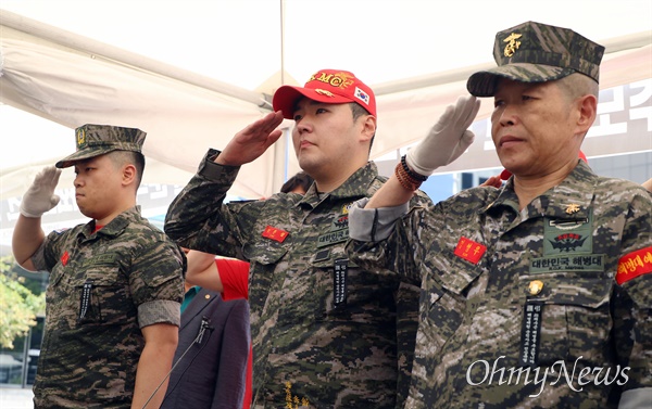  해병대예비역연대 정원철 회장과 회원들이 채상병 1주기인 19일 오전 서울 청계광장에 설치된 분향소에서 ‘채OO 해병에게 전하는 편지’를 낭독한 뒤 거수경례를 하고 있다.