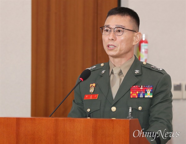  19일 국회 법제사법위원회에서 열린 '윤석열 대통령 탄핵소추안 발의 요청' 국민동의 청원 관련 청문회에 증인으로 출석한 임성근 전 해병대 1사단장이 선서 거부 이유를 밝히고 있다. 