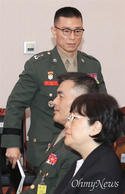  19일 국회 법제사법위원회에서 열린 '윤석열 대통령 탄핵소추안 발의 요청' 국민동의 청원 관련 청문회에 증인으로 출석한 임성근 전 해병대 1사단장이 선서 거부 이유를 밝힌 뒤 자리로 향하고 있다. 