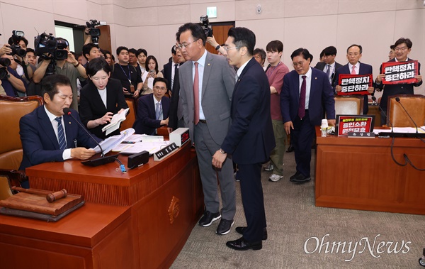  19일 오전 서울 여의도 국회 법제사법위원회의에서 열린 윤석열 대통령 탄핵소추안 발의 요청 국민동의 청원 청문회에서 국민의힘 의원들이 탄핵 청문회 중단을 요구하자, 정청래 법제사위원회 위원장이 “회의 진행을 방해하는 행위이다”며 “질서유지권과 경호권을 발동할 예정이다”고 경고하고 있다.