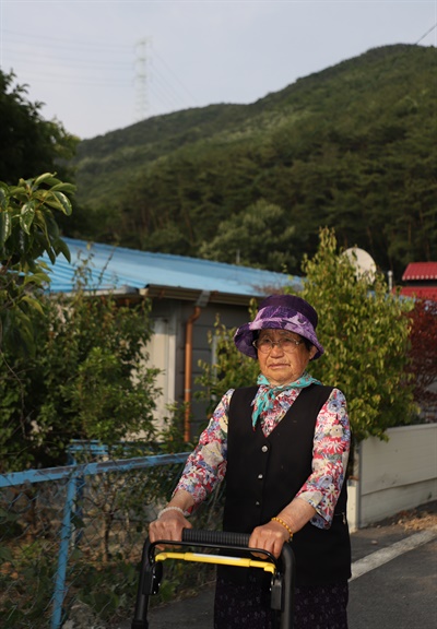  용회마을 김필기씨. 그 뒤로 마을 뒷산에 세워진 초고압 송전탑이 흐릿하게 보인다.