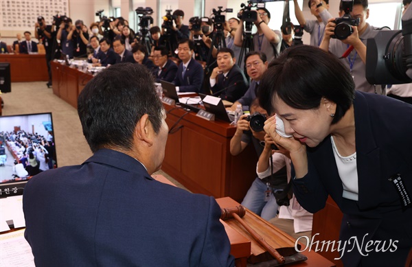  전현희 더불어민주당 의원이 19일 오전 서울 여의도 국회 법제사법위원회의에서 열린 윤석열 대통령 탄핵소추안 발의 요청 국민동의 청원 청문회에서 국민의힘 의원들과 대치 끝에 회의장 안으로 들어오던 도중 오른쪽 뺨에 부상을 당해 고통을 호소하자, 정청래 위원장이 전 의원을 불러 부상 부위를 확인하고 있다.