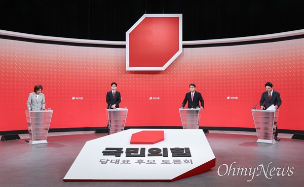  19일 서울 양천구 SBS 스튜디오에서 열린 국민의힘 제6차 전당대회 당대표 후보 방송토론회에 나선 나경원, 한동훈, 윤상현, 원희룡 후보가 방송 준비를 하고 있다.