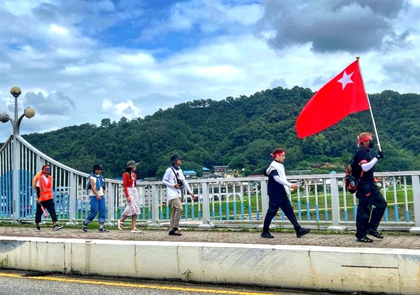  미얀마 군사독재 타도와 민주화 승리 걷기.