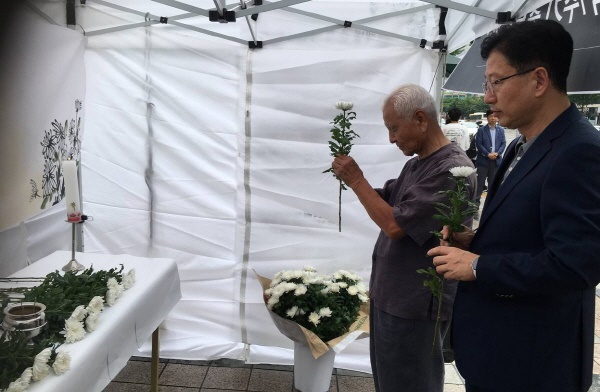  임상호 울산진보연대 상임대표와 김진석 진보당 울산 남구지역위원장이 7월 19일 울산 남구 삼산동 롯데백화점 앞에 차려진 채해병 1주기 추모 시민분향소에서 헌화하고 있다.