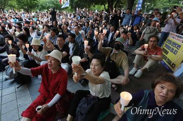 채상병 1주기 군 사망 사건 피해자 추모 촛불 문화제 구명조끼도 없이 실종자 수색 임무에 투입되었던 해병대 채 상병 1주기인 19일 오후 전국비상행동 주최로 서울 종로구 광화문 사거리에서 열린 “채 상병 특검법 거부 규탄!” 채상병 1주기 군 사망 사건 피해자 추모 촛불 문화제에서 참가자들이 특검으로 진상규명을 촉구하며 채 상병을 애도하고 있다.