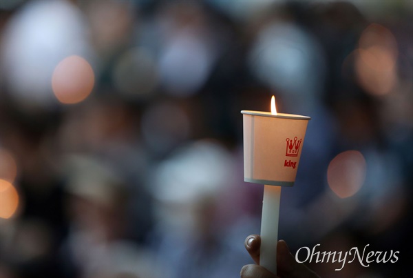  구명조끼도 없이 실종자 수색 임무에 투입되었던 해병대 채 상병 1주기인 19일 오후 전국비상행동 주최로 서울 종로구 광화문 사거리에서 열린 “채 상병 특검법 거부 규탄!” 채상병 1주기 군 사망 사건 피해자 추모 촛불 문화제에서 참가자들이 촛불을 밝히고 있다.