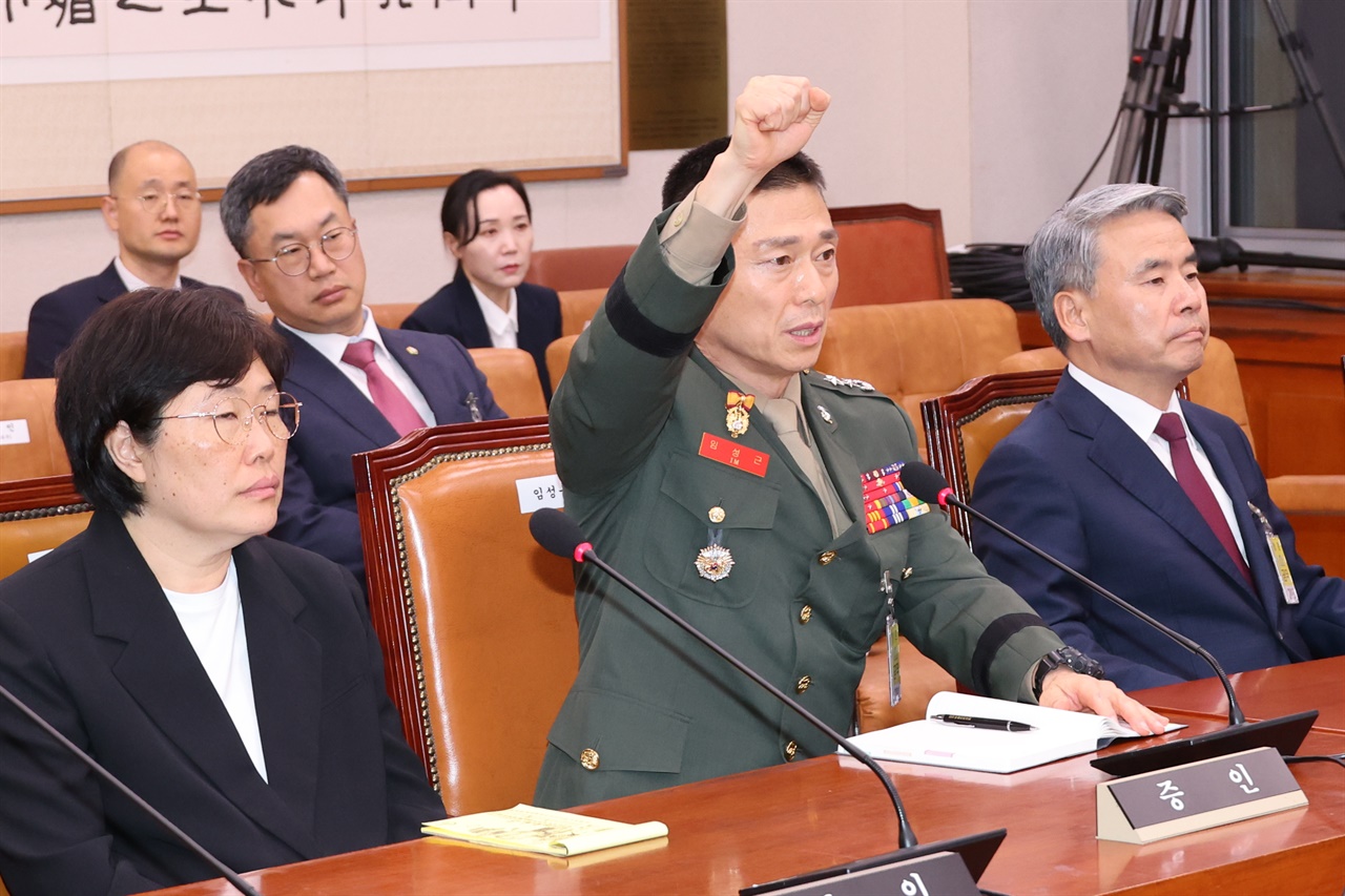  19일 국회 법제사법위원회에서 열린 '윤석열 대통령 탄핵소추안 발의 요청' 국민동의 청원 청문회. 임성근 전 해병대 1사단장이 손을 들고 발언 요청하고 있다. 2024.7.19