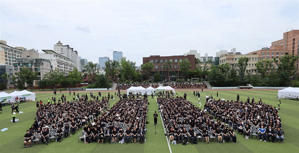  (서울=연합뉴스) 신현우 기자 = 20일 오후 서초구 서울교육대학교 대운동장에서 초등교사노동조합 주최로 열린 서이초등학교 교사 사망 1주기 추모식에 교사들이 참석해 있다. 2024.7.20